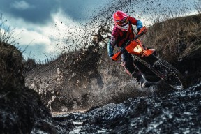 kaiyun开云·官方网站-“逆风逆袭：车手在绝境中写传奇”，逆风而行的小车