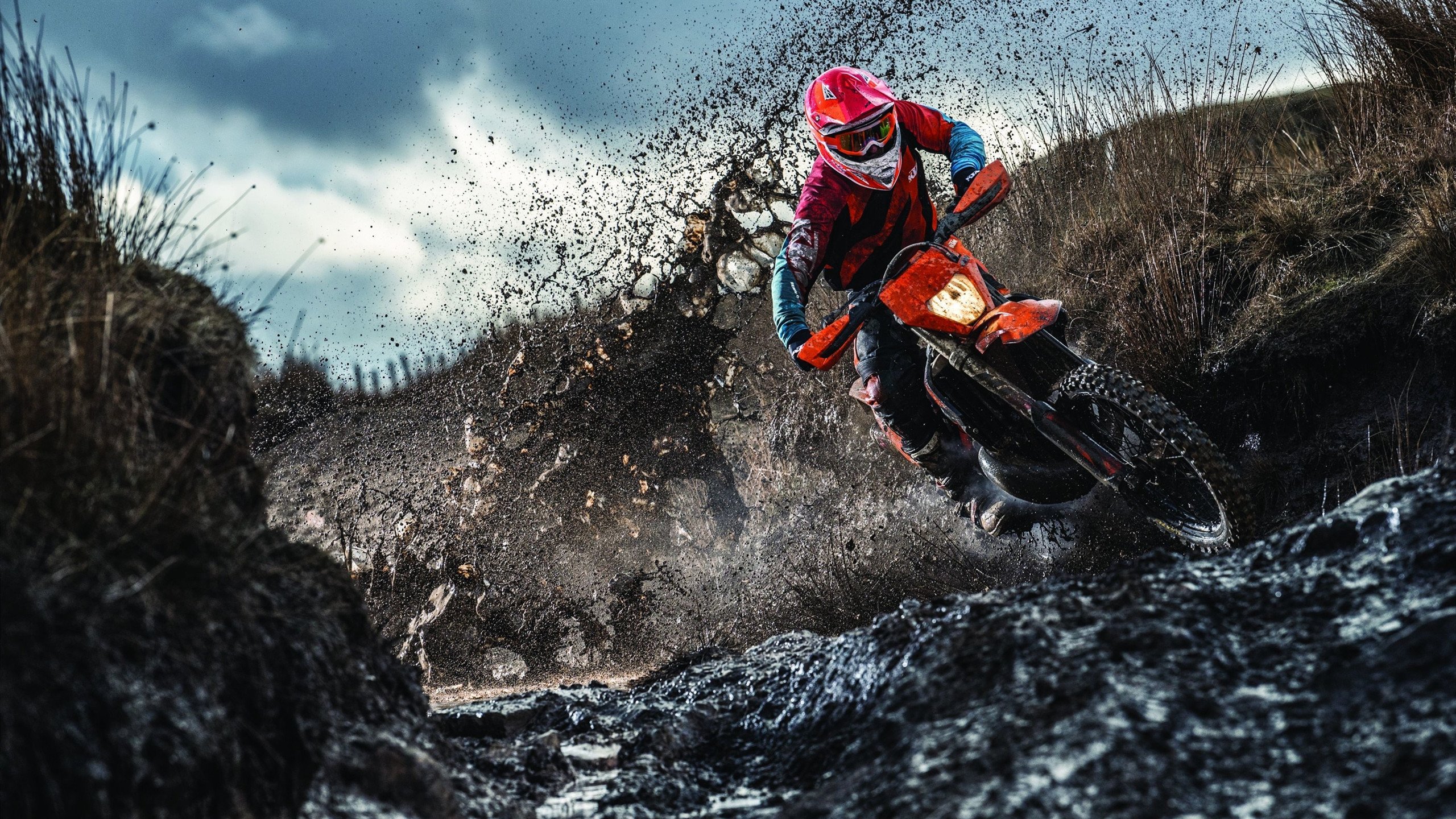 “逆风逆袭:车手在绝境中写传奇”,逆风而行的小车