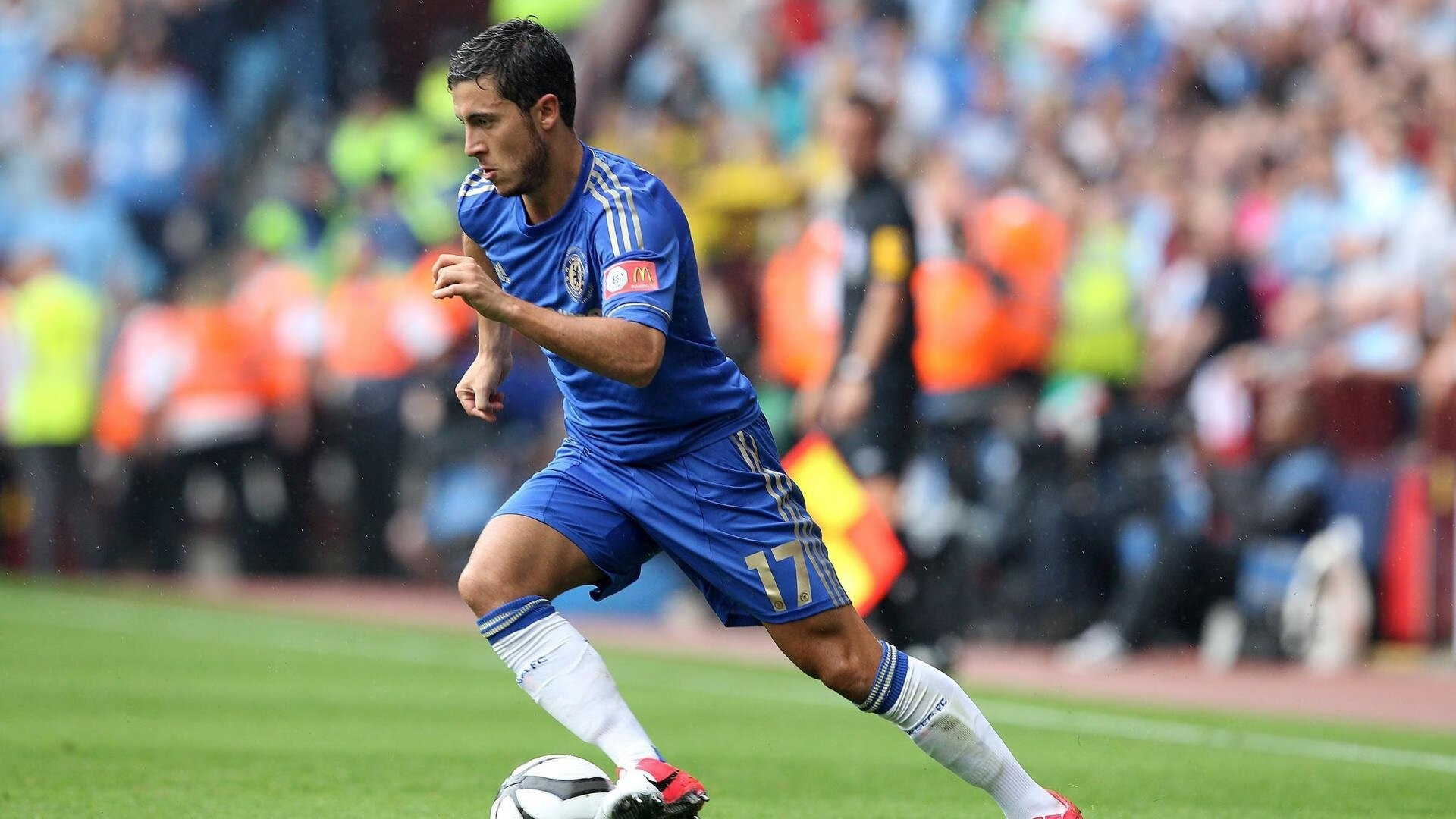 以球会友:足球公益赛事盛大举行,以球会友 以赛传情